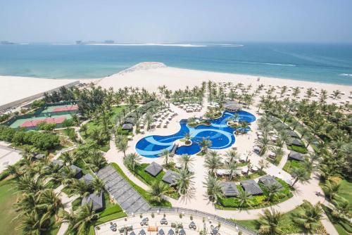 eine Luftansicht eines Resorts am Strand in der Unterkunft Waldorf Astoria Ras Al Khaimah in Ras al Khaimah