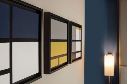 two windows in a room with a light on a wall at Park Plaza Utrecht in Utrecht