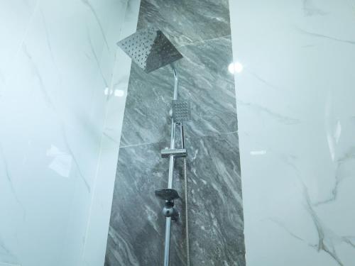 Ένα μπάνιο στο Sighma The Maguwo Premiere