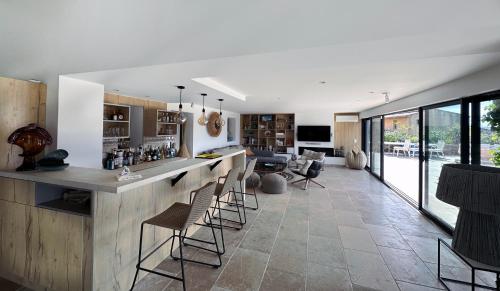 Μια τηλεόραση ή/και κέντρο ψυχαγωγίας στο Luxury house, St tropez 20mns! Stunning view, serene & private
