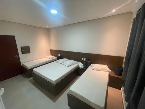 um pequeno quarto com duas camas em Hotel Max Tatuapé em São Paulo