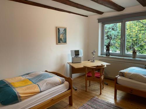 una camera con letto, scrivania e finestra di Ferienwohnung Rumpf**** a Volkmarsen