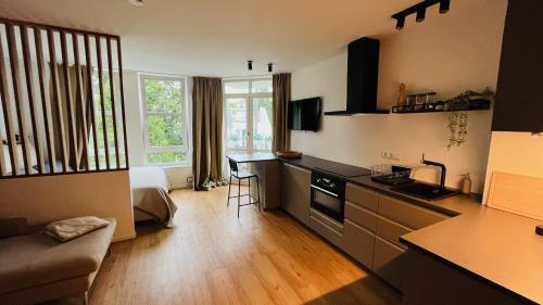 um quarto com uma cozinha e uma sala de estar em Ruhiges Designer Apartment in Zentrum & Rheinnähe em Bonn