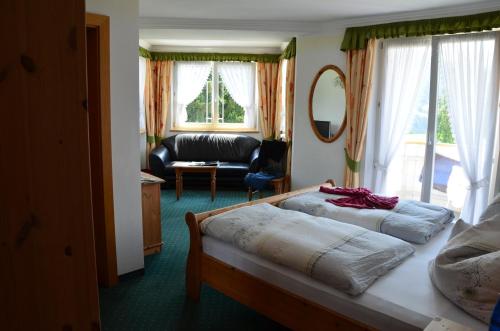 Alpenlandhotel Rodeneggerhofにあるベッド