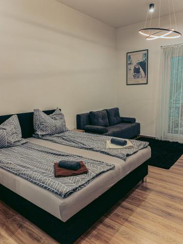 Tempat tidur dalam kamar di SZONDI Heroes Square