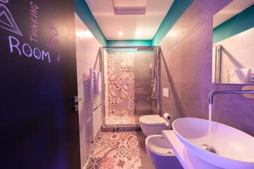 La salle de bains est pourvue d'un lavabo, de toilettes et d'une douche. dans l'établissement CA’ De La Torre, à Bologne