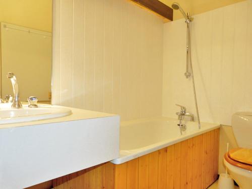 bagno con vasca, lavandino e servizi igienici di Studio Plagne Aime 2000, 1 pièce, 4 personnes - FR-1-181-2618 a Aime La Plagne