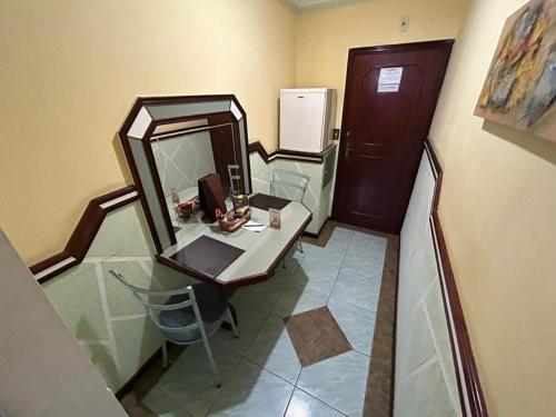 a bathroom with a vanity with a mirror and a sink at Apice Motel Itu (adults only) in Itu