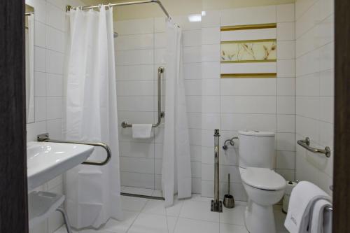 Hotel Brzozówkaにあるバスルーム