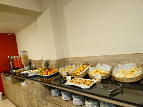 una línea de buffet con muchos tipos diferentes de comida en DAKAR HOSTEL en Mendoza
