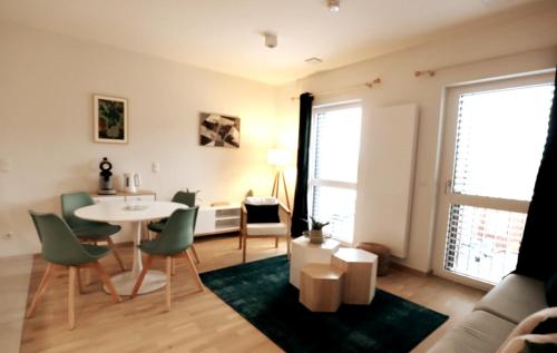 ein Wohnzimmer mit einem Sofa, einem Tisch und Stühlen in der Unterkunft Central fully serviced studio in Luxemburg (Stadt)