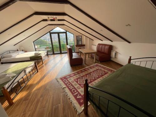 Postel nebo postele na pokoji v ubytování Rikhe palace boutique hotel
