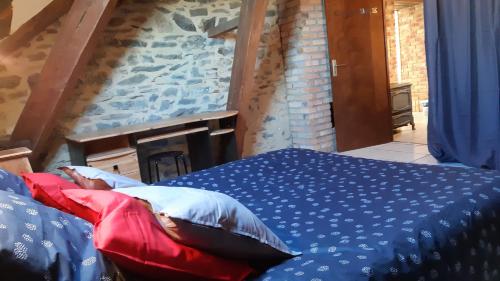 uma pessoa deitada numa cama num quarto em Appartement climatisé avec vue sur les Remparts, centre de Rocroi, parking privatif et garage vélos em Rocroi