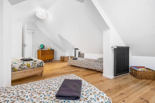 1 dormitorio con 3 camas y escalera en la Zinguerie de la Plage - plage 300m, babyfoot, arcade, familial et design, en Saint-Pair-sur-Mer