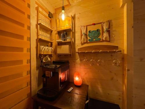 uma pequena cozinha com um fogão numa cabina de madeira em Apartmán u Rossniček Moravský kras em Kulířov
