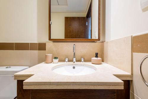 Koupelna v ubytování Nasma Luxury Stays - Sleek and Modern Studio Near Burj Khalifa