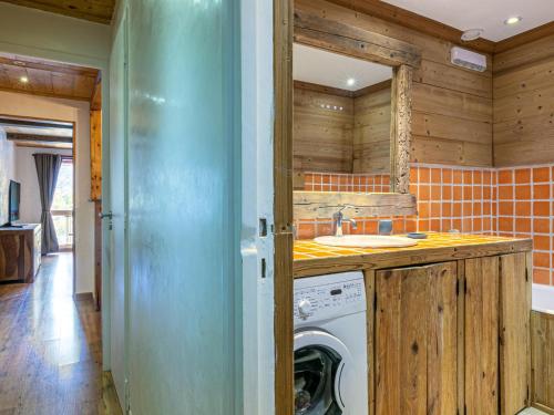 une cuisine avec une machine à laver et un évier dans l'établissement Charmant Appartement Confortable avec Wifi, Navette Gratuite pour les Pistes, à Val-d'Isère - FR-1-694-49, à Val dʼIsère