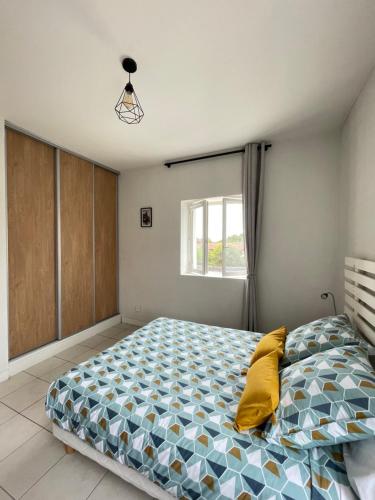 Un dormitorio con una cama grande y una ventana en Famille SABLJAK, en Marles-en-Brie