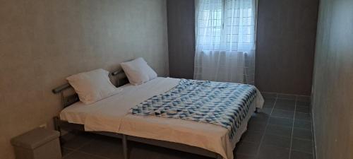 - une petite chambre avec un lit et une fenêtre dans l'établissement Super Appartement, à La Souterraine