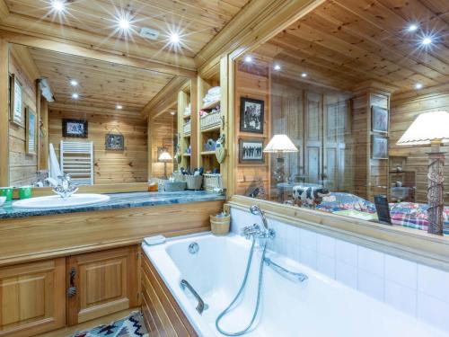 Élégant Appartement de Standing avec Terrasse et Accès Direct aux Pistes à Val-d'Isère