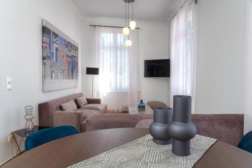 雅典的住宿－The Aeolian，客厅配有桌子和沙发