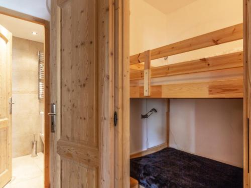 Cette chambre dispose de lits superposés et d'une salle de bains. dans l'établissement Appartement contemporain de standing skis aux pieds, à proximité du village des enfants - Val d'Isère - FR-1-694-171, à Val dʼIsère