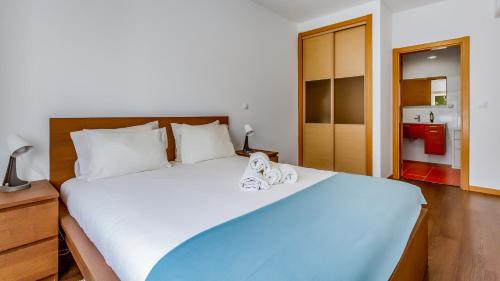 Luminous 2 BDR Apartment W/Pool by LovelyStay