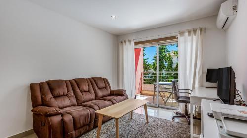 Luminous 2 BDR Apartment W/Pool by LovelyStay