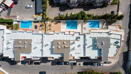 Luminous 2 BDR Apartment W/Pool by LovelyStay