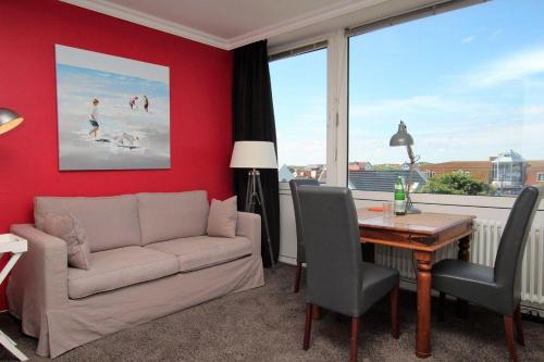 un soggiorno con divano e tavolo di App-Kempf-34W a Westerland