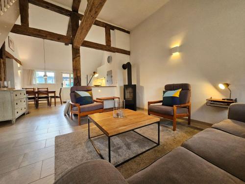 a living room with a couch and a table at Haus-Ruhe-unter-Reet in Schmiedendorf