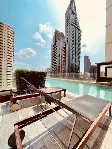 a swimming pool with a view of a city at 2BedRoom-BestLocationBangkok-Emquartier-Metro-PhromPhong in Bangkok