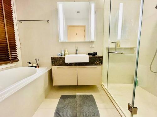 une salle de bain blanche avec lavabo et douche dans l'établissement 2BedRoom-BestLocationBangkok-Emquartier-Metro-PhromPhong, à Bangkok