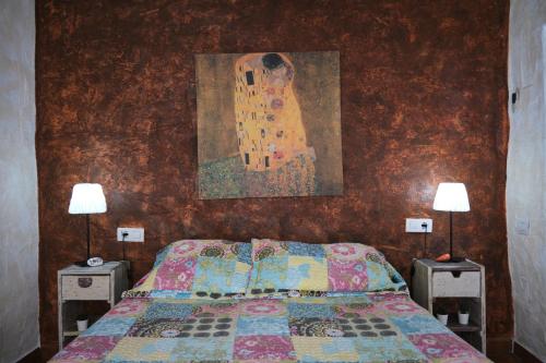 a bedroom with a bed with a painting on the wall at Cuarto Verode Apartamento Santo Domingo in La Guancha