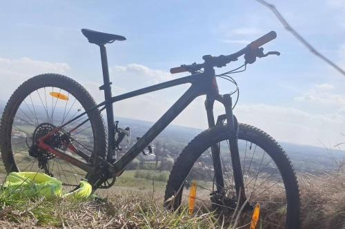 uma bicicleta estacionada no topo de uma colina em La Maisonette 