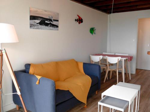 un salon avec un canapé bleu et une table dans l'établissement Appartement rénové avec vue mer et WIFI - FR-1-418-214, au Palais