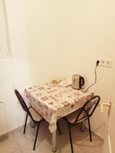 a table with a toaster sitting on top of it at Hargita Panzio in Vecsés