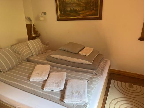 Una cama con dos toallas encima. en Chybotek. Domek, en Przesieka