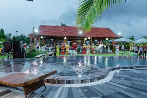 Bazén v ubytování Bum King Resort Hồ Tràm nebo v jeho okolí