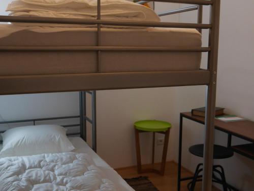 - une chambre avec 2 lits superposés et un tabouret dans l'établissement Appartement lumineux au coeur de Le Palais, 2 chambres, proche commerces et bus, idéal vacances - FR-1-418-225, au Palais