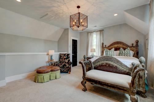 Schlafzimmer mit einem Kingsize-Bett und einem Kronleuchter in der Unterkunft Summer Kitchen Cottage in Columbia