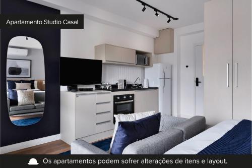 ein Wohnzimmer mit einem Sofa und einer Küche in der Unterkunft Charlie Edição Jardim Paulista in São Paulo