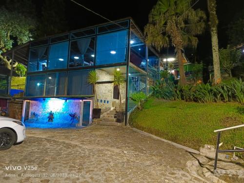 un edificio con un acuario delante de él por la noche en FINCA HOTEL SANTO TOMAS REAL, en Rionegro
