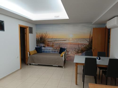 ein Wohnzimmer mit einem Bett und einem Wandgemälde in der Unterkunft Αρέθουσα sous sol 60 τμ υπόγειο διαμέρισμα in Chalkida