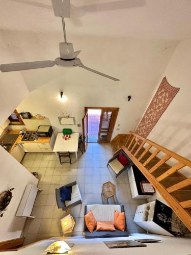 an overhead view of a living room with a ceiling at San Teodoro Appartamento Vacanze Centro in San Teodoro
