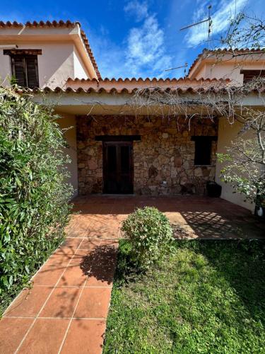 a house with a brick yard in front of it at San Teodoro Appartamento Vacanze Centro in San Teodoro