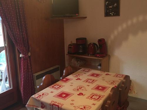 une chambre avec une table et un chiffon de table dans l'établissement Charmant Studio Cabine pour 3 à Valloire – Proche Commerces et Remontées Mécaniques - FR-1-263-68, à Valloire
