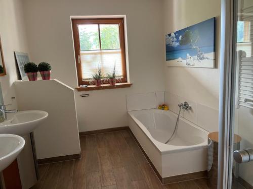 uma casa de banho com uma banheira e um lavatório em Zugspitzchalet em Lermoos