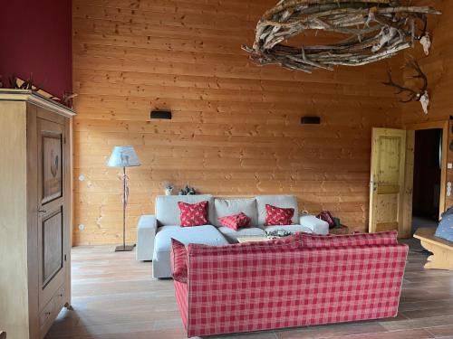 uma sala de estar com um sofá branco e almofadas vermelhas em Zugspitzchalet em Lermoos
