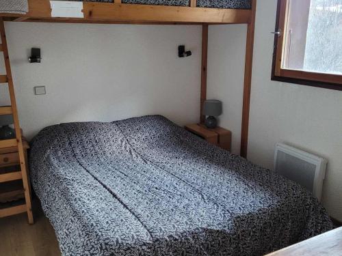 a bedroom with a bed and a bunk bed at Appartement Valloire, 2 pièces, 5 personnes - FR-1-263-164 in Valloire